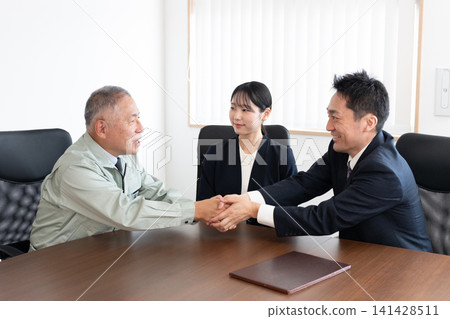 A businessman and the company president shake hands. A businessman and the company president shake hands. 141428511