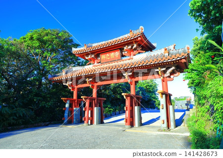 【沖繩縣】晴天下的首里城公園守禮門 【沖繩縣】晴天下的首里城公園守禮門 141428673