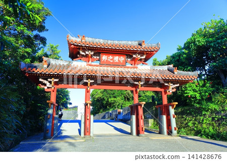 【沖繩縣】晴天下的首里城公園守禮門 【沖繩縣】晴天下的首里城公園守禮門 141428676