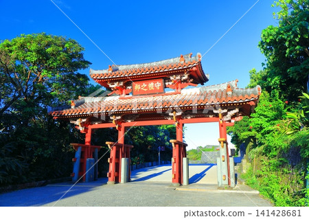【沖繩縣】晴天下的首里城公園守禮門 141428681