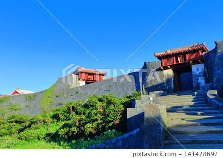 【沖繩縣】晴天時首里城公園的瑞善門和六國門 【沖繩縣】晴天時首里城公園的瑞善門和六國門 141428692