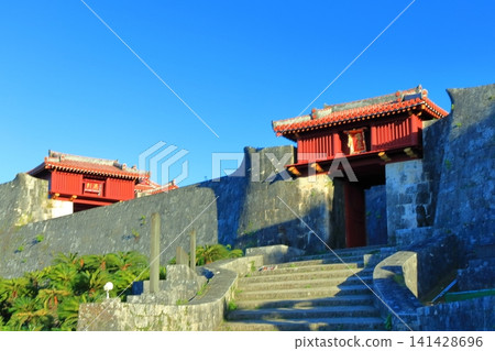 [Okinawa Prefecture] Zuizenmon Gate and Rokokumon Gate at Shuri Castle Park on a clear day 141428696