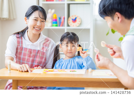 育兒圖片：女孩和托兒所老師 141428736
