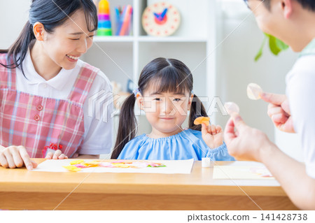 育兒圖片:女孩和托兒所老師 育兒圖片:女孩和托兒所老師 141428738
