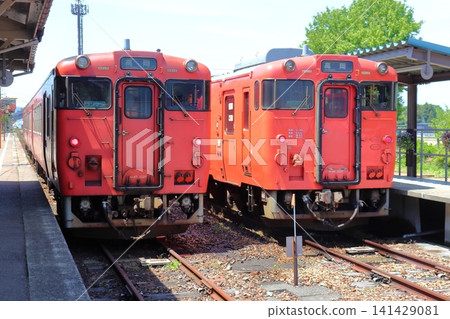 Kiha 40 和 47 次列車停靠在城花站(富山縣南東市) Kiha 40 和 47 次列車停靠在城花站(富山縣南東市) 141429081