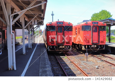Kiha 40 & 47 trains stopped at Johana Station (Nanto City, Toyama Prefecture) Kiha 40 & 47 trains stopped at Johana Station (Nanto City, Toyama Prefecture) 141429082