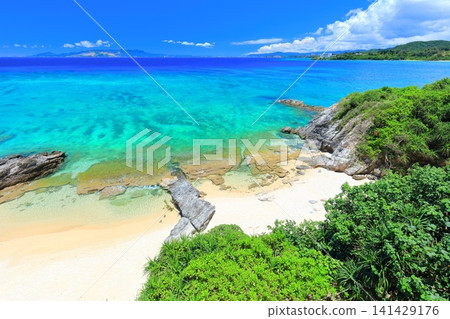 [Okinawa Prefecture] Diamond Beach under a clear sky (Okashi Goten) 141429176