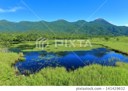 [Hokkaido] Shiretoko Mountains and Shiretoko Five Lakes under clear skies 141429632