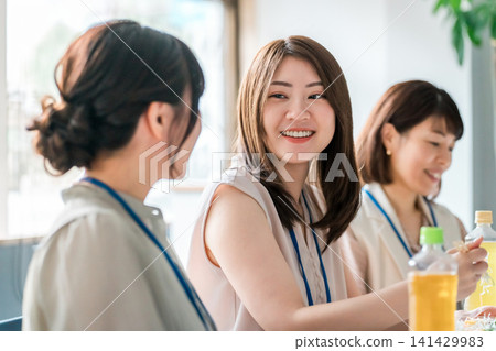 女商人在公司餐廳/休息室吃午餐 女商人在公司餐廳/休息室吃午餐 141429983
