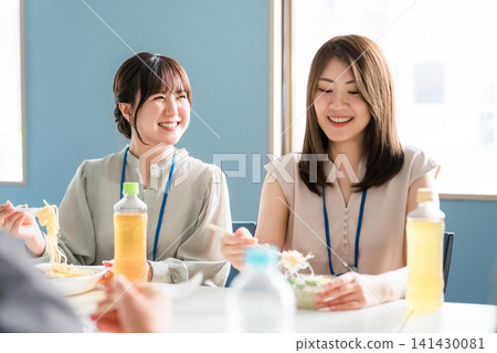 女商人在公司餐廳/休息室吃午餐 141430081