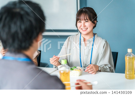 穿著工作服的商人和女士們在休息室吃午餐 穿著工作服的商人和女士們在休息室吃午餐 141430109