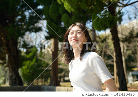 日本女子在公園放鬆 日本女子在公園放鬆 141430486