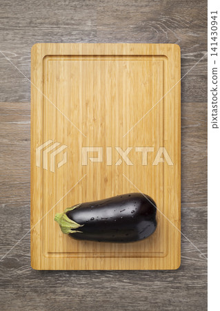 Fresh eggplant wooden cutting board Fresh eggplant wooden cutting board 141430941