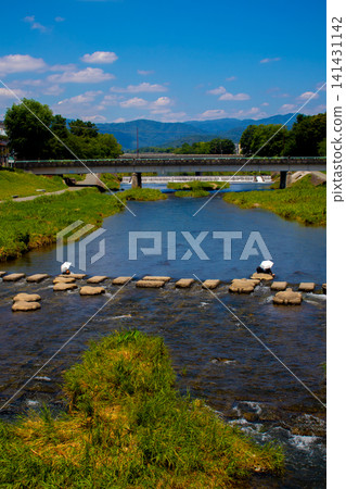 Kamogawa Delta: The confluence of the Kamogawa and Takasegawa rivers, a pilgrimage site for fans. Kamogawa Delta: The confluence of the Kamogawa and Takasegawa rivers, a pilgrimage site for fans. 141431142