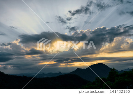 黃昏和光線 黃昏和光線 141432190