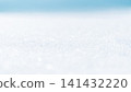 皚皚白雪在藍色背景下閃閃發光 141432220