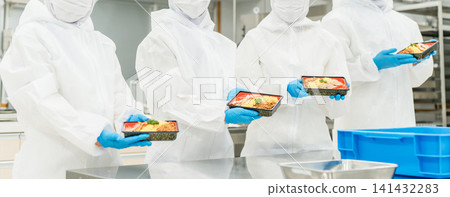 一男一女在廚房準備便當盒（食品工廠、食品加工、食品衛生） 141432283