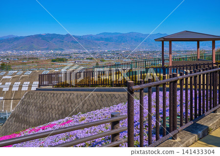 春季從山梨縣笛吹市禦坂町花蝶山展望台向北眺望(包括金峰山、國志嶽和山梨市)。 春季從山梨縣笛吹市禦坂町花蝶山展望台向北眺望(包括金峰山、國志嶽和山梨市)。 141433304