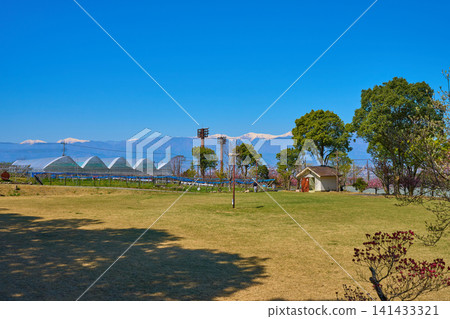 從山梨縣笛吹市加鳥之裡運動場附近的公園西側看到的景色。 141433321