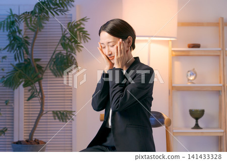 一位身穿西裝的女士正在接受美容護理。 一位身穿西裝的女士正在接受美容護理。 141433328