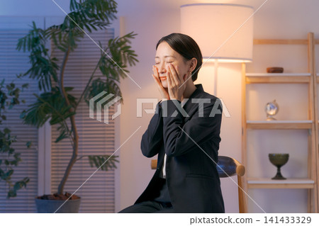 一位身穿西裝的女士正在接受美容護理。 一位身穿西裝的女士正在接受美容護理。 141433329