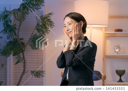 一位身穿西裝的女士正在接受美容護理。 一位身穿西裝的女士正在接受美容護理。 141433331