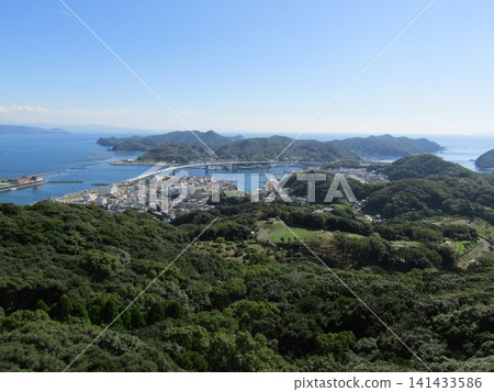 從熊本縣天草市牛深町富山水泉公園看到的全長 883 公尺的牛深海屋橋。 從熊本縣天草市牛深町富山水泉公園看到的全長 883 公尺的牛深海屋橋。 141433586