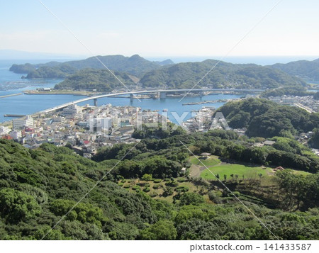 從熊本縣天草市牛深町富山水泉公園看到的全長 883 公尺的牛深海屋橋。 從熊本縣天草市牛深町富山水泉公園看到的全長 883 公尺的牛深海屋橋。 141433587