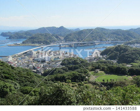 從熊本縣天草市牛深町富山水泉公園看到的全長 883 公尺的牛深海屋橋。 從熊本縣天草市牛深町富山水泉公園看到的全長 883 公尺的牛深海屋橋。 141433588