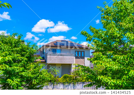 配備太陽能的新生態住宅 配備太陽能的新生態住宅 141434525