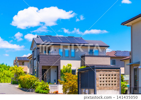 一座採用地下電纜和太陽能發電的生態小鎮。 一座採用地下電纜和太陽能發電的生態小鎮。 141435050