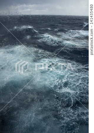 波濤洶湧的太平洋 波濤洶湧的太平洋 141435480