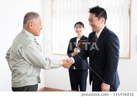 高階主管和顧問握手 141436816