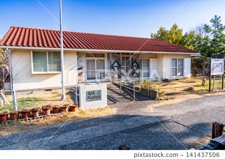 [Important Preservation District for Groups of Traditional Buildings] Dewajima Clinic, Tokushima Prefecture, located in the Nishihato settlement of Dewajima Island, Mugi-cho, Kaifu-gun, Tokushima Prefecture 141437506