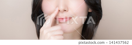橫幅上是一位日本女性,她笑容甜美,鼻子挺拔,肌膚光滑,在粉米色的背景前直視鏡頭。 橫幅上是一位日本女性,她笑容甜美,鼻子挺拔,肌膚光滑,在粉米色的背景前直視鏡頭。 141437562