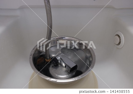 Cleaning the faucet Cleaning the faucet 141438555