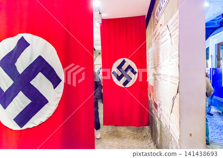 克拉科夫辛德勒工廠博物館展出了一面納粹旗幟和佔領時期的歷史展品。 克拉科夫辛德勒工廠博物館展出了一面納粹旗幟和佔領時期的歷史展品。 141438693