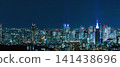 東京的夜景全景，西新宿的摩天大樓，包括東京都廳和Docomo大廈，燈火輝煌。 141438696