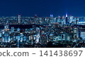 東京的夜景全景,西新宿的摩天大樓,包括東京都廳和Docomo大廈,燈火輝煌。 東京的夜景全景,西新宿的摩天大樓,包括東京都廳和Docomo大廈,燈火輝煌。 141438697