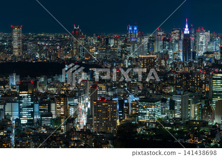 東京的夜景全景,西新宿的摩天大樓,包括東京都廳和Docomo大廈,燈火輝煌。 東京的夜景全景,西新宿的摩天大樓,包括東京都廳和Docomo大廈,燈火輝煌。 141438698