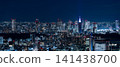 東京的夜景全景，西新宿的摩天大樓，包括東京都廳和Docomo大廈，燈火輝煌。 141438700