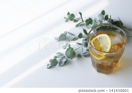 檸檬尤加利冰茶:一款清爽的夏日飲品。 檸檬尤加利冰茶:一款清爽的夏日飲品。 141438801