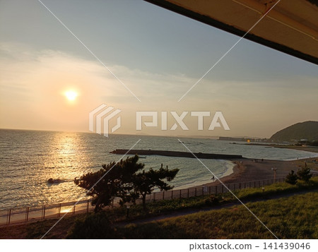 The setting sun over the sea The setting sun over the sea 141439046