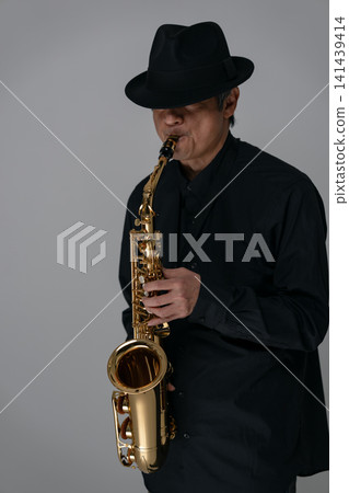 男士灰色薩克斯風 141439414