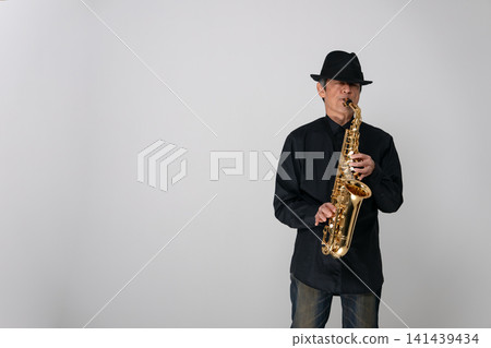男士灰色薩克斯風 141439434