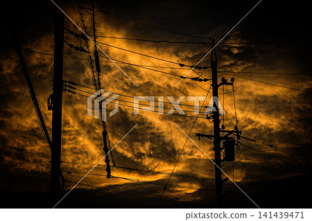 雲層和電線桿都泛著橘色。 雲層和電線桿都泛著橘色。 141439471
