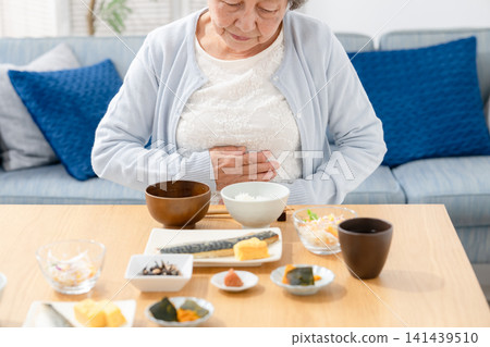 老年夫婦、餐點、消化不良、手 141439510