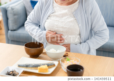 老年夫婦、餐點、消化不良、手 141439511