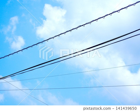 陰雲密佈的天空和高壓電線 陰雲密佈的天空和高壓電線 141439650