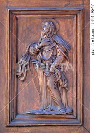 Saint, detail of te door of Church Santa Maria Maggiore in Florence, Tuscany, Italy Saint, detail of te door of Church Santa Maria Maggiore in Florence, Tuscany, Italy 141439847